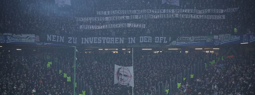 Banner der Fans von Hannover 96 sorgten f&uuml;r eine Spielunterbrechung in Hamburg. - &copy; Christian Charisius/dpa