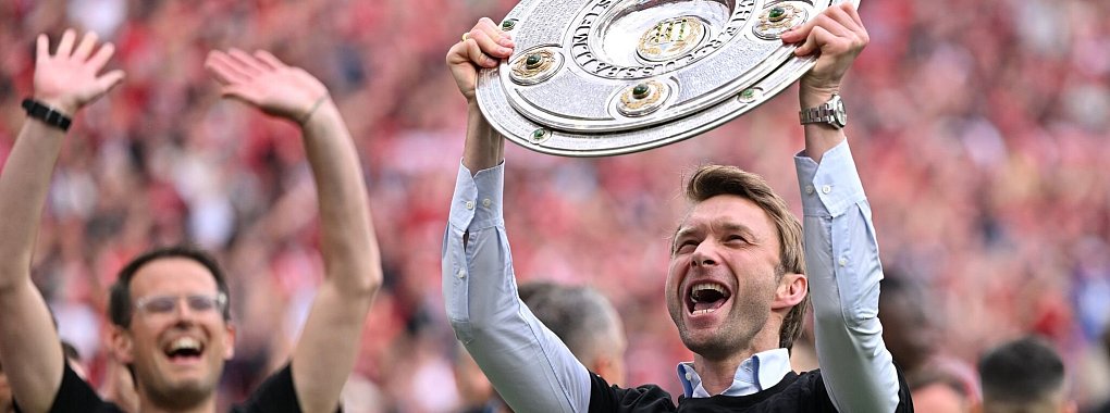 Simon Rolfes (r) hat seinen Vertrag erst im Herbst bis 2028 verl&auml;ngert. - &copy; Marius Becker/dpa