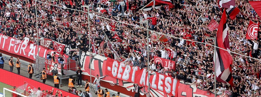 Die D&uuml;sseldorfer Mannschaft feiert mit ihren Fans: Die Fortuna kann mit Zuversicht ins Relegationsspiel gegen den VfL Bochum gehen. - &copy; Roland Weihrauch/dpa