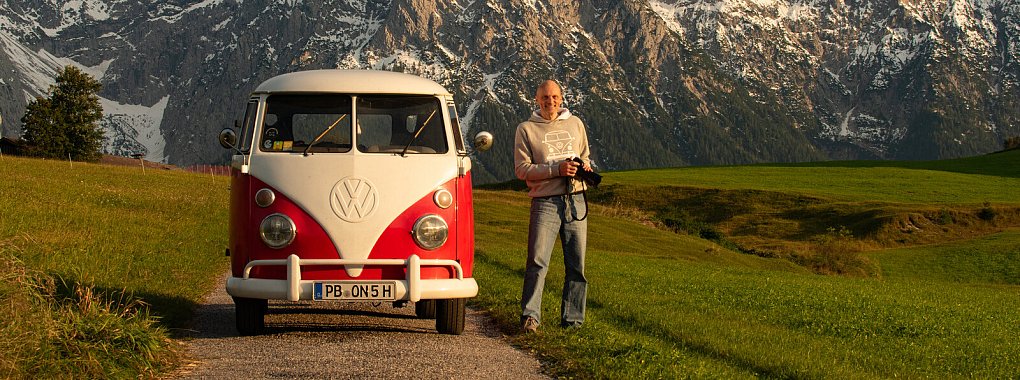 Peter Gebhard macht mit Bulli "Erwin" vor dem Karwendelgebirge in Bayern Halt. - © Peter Gebhard