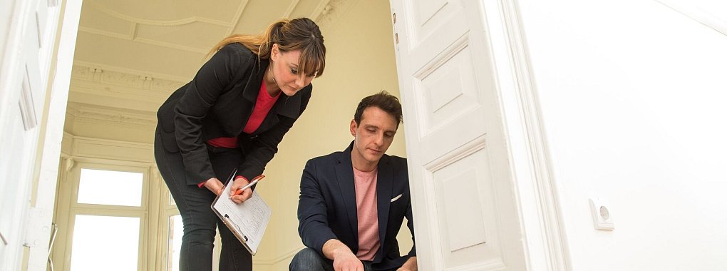 War der Kratzer im Fu&szlig;boden schon bei Einzug vorhanden? Ein &Uuml;bergabeprotokoll kann Klarheit schaffen. - &copy; Christin Klose/dpa-tmn