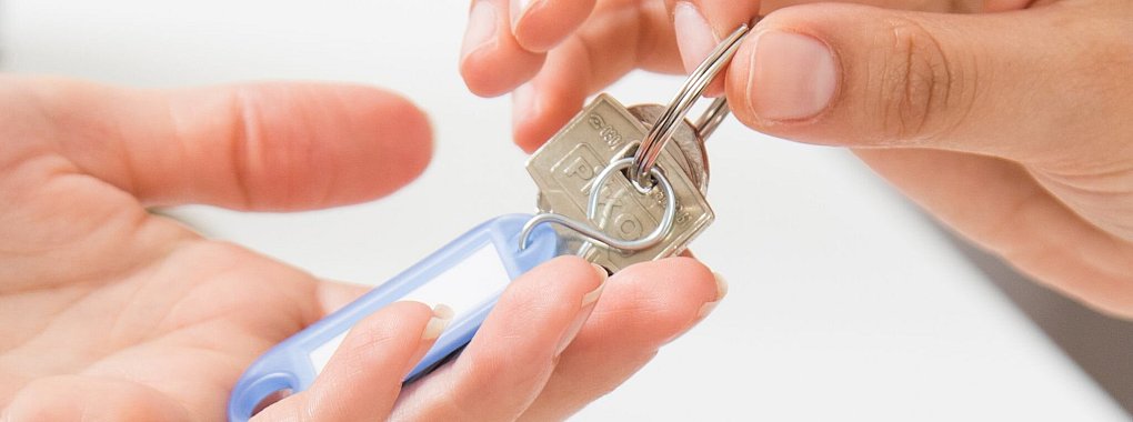 Die alte Immobilie ist verkauft, gleichzeitig hat man den Kaufvertrag für die neue unterschrieben: Ein nahtloser Wechsel klappt leider nur selten. - © Christin Klose/dpa-tmn