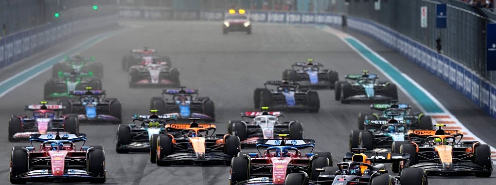 Fahrer lenken ihre Autos während des Formel-Eins-Grand-Prix von Miami in Miami Gardens. - © Rebecca Blackwell/AP/dpa