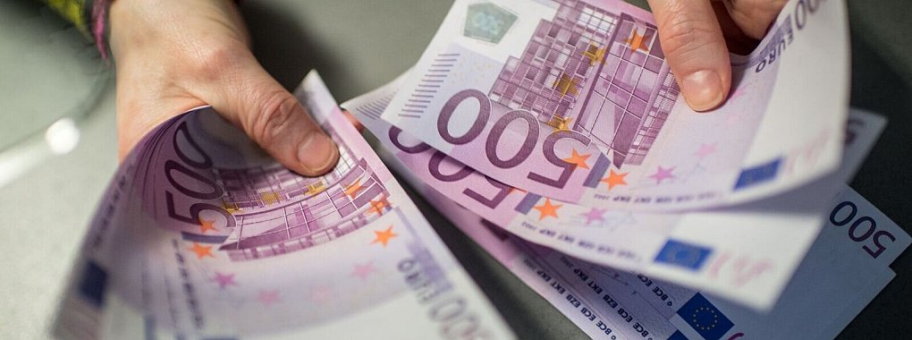 Bevor es Geld gibt, müssen Bausparerinnen und Bausparer sich erst mal in Geduld üben. - © Matthias Balk/dpa/dpa-tmn