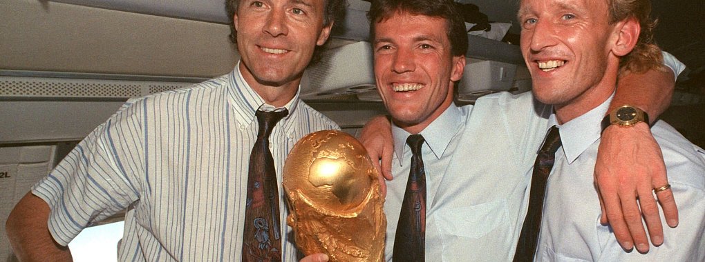 Lothar Matth&auml;us (M) war 1990 Kapit&auml;n der Weltmeister-Mannschaft von Teamchef Beckenbauer (l). - &copy; Wolfgang Eilmes/dpa