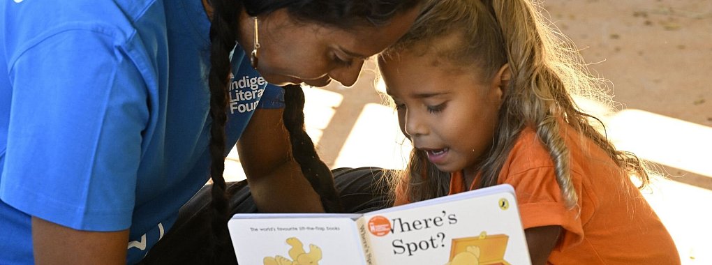 Eine Mitarbeiterin der australischen Lese-Stiftung Indigenous Literacy Foundation (ILF) liest ein Buch zusammen mit einem Kind. - &copy; Wayne Quilliam/Indigenous Literacy Foundation/Astrid Lindgren Memorial Award/dpa