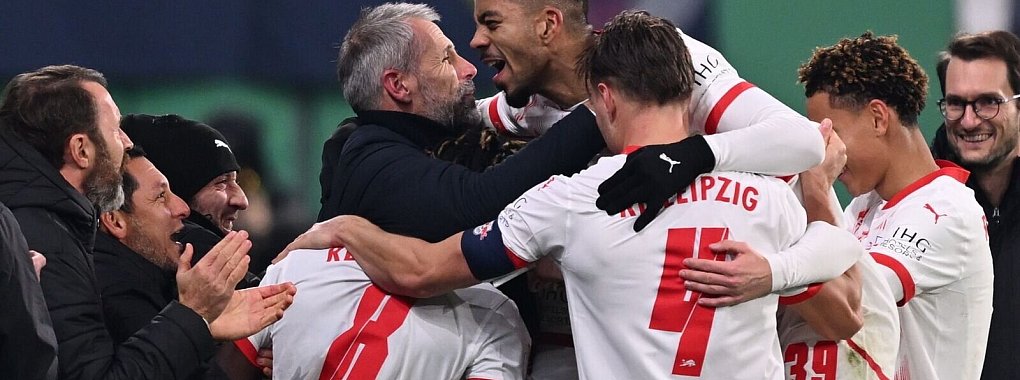 Die Profis von RB Leipzig feiern das 3:0 gegen Frankfurt mit ihrem zuletzt kritisierten Trainer Marco Rose. - © Hendrik Schmidt/dpa