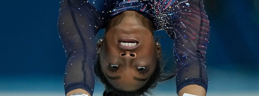 Simone Biles will in Paris ein neues Element turnen. - © Charlie Riedel/AP/dpa
