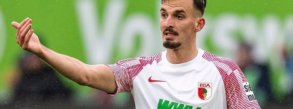 Mergim Berisha fehlt dem FC Augsburg wochenlang. - © David Inderlied/dpa