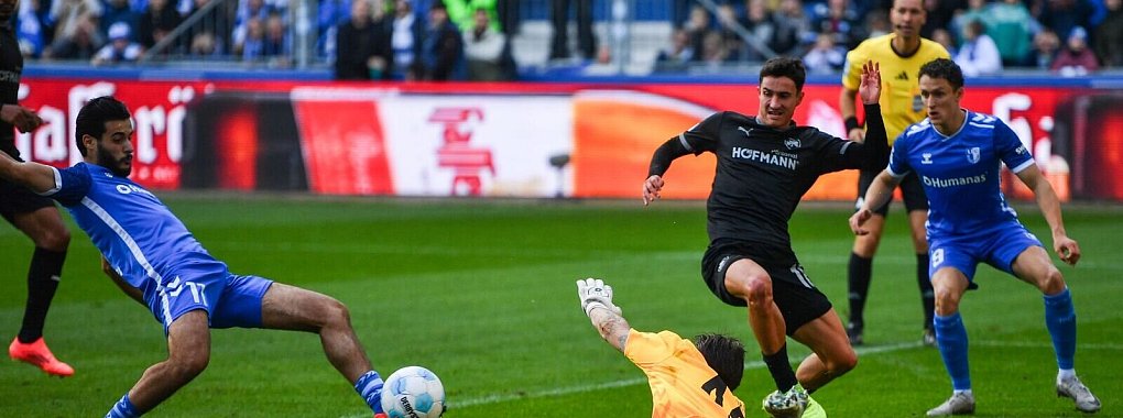 Mohammed El Hankouri (l) von Magdeburg trifft im Nachschuss gegen Fürth zur 1:0-Führung, nachdem er zuvor den Elfmeter verschossen hatte. - © Christophe Gateau/dpa