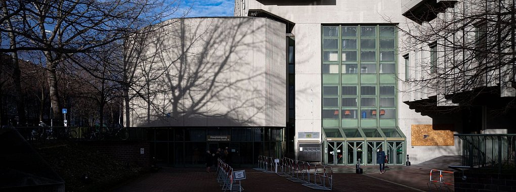 Ex-Theaterchef Thomas Pekny ist zum Prozess in München nicht erschienen. - © Lukas Barth/dpa