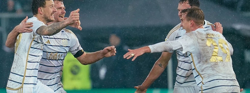 Sensation f&uuml;r die Saarbr&uuml;ckener: Marcel Gaus (l), Manuel Zeitz (2.v.l.), Bjarne Thoelke (2.v.r.) und Lukas Boeder (r) feiern ihren Sieg. - &copy; Uwe Anspach/dpa