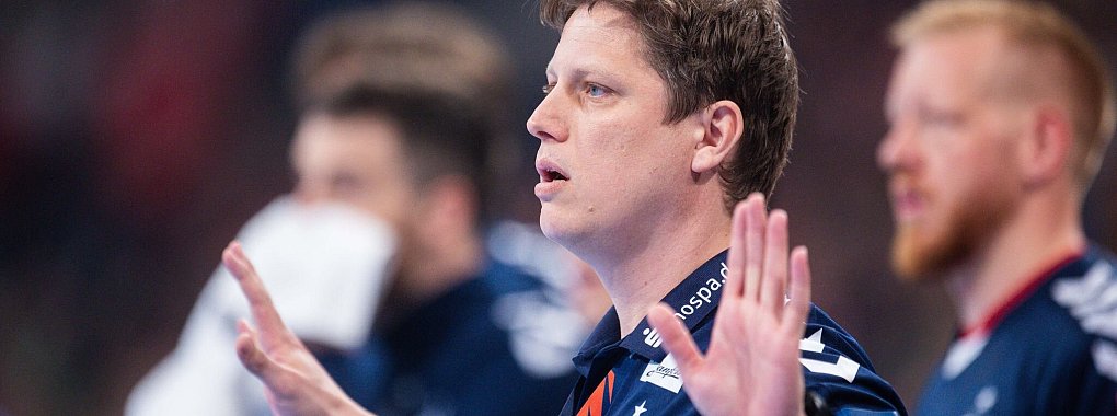 Trainer Nicolej Krickau und die Flensburger Handballer spielten beim VfL Gummersbach. - © Noah Wedel/dpa