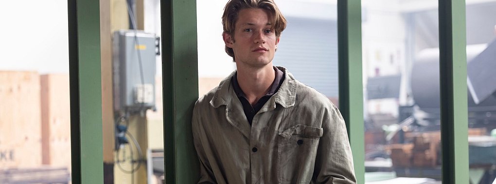 &laquo;Maxton Hall&raquo;-Star Damian Hardung ist weiter auf der Erfolgsspur. Im Herbst kommt eine neue Serie mit dem 25-J&auml;hrigen heraus, &laquo;Love Sucks&raquo;. Damian als Vampir! Auf dem Filmfest M&uuml;nchen gab es daf&uuml;r schon mal einen Preis. - &copy; Thomas Banneyer/dpa