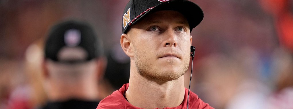 Christian McCaffrey hat in dieser Saison noch keine Minute gespielt. Nun sucht er medizinische Hilfe in Deutschland. - © Godofredo A. Vasquez/AP/dpa