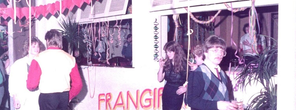 Die Hütte ist voll: Das Frangipani ist Lemgos Tanzschuppen der 80er. - © Archivfotos: Roland Alteheld