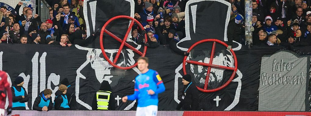 Die geschmacklosen Fanplakate könnten wir Holstein Kiel noch Konsequenzen haben. - © Frank Molter/dpa
