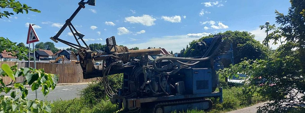 Auf der Ecke Wasserfurche/Lemgoer Straße wird zur Zeit der alte Hagebaumarkt/Linnenbecker abgerissen. Bei Spülbauarbeiten wurde versehentlich eine Vodafone-Glasfaserleitung durchtrennt. - © Philip Marx