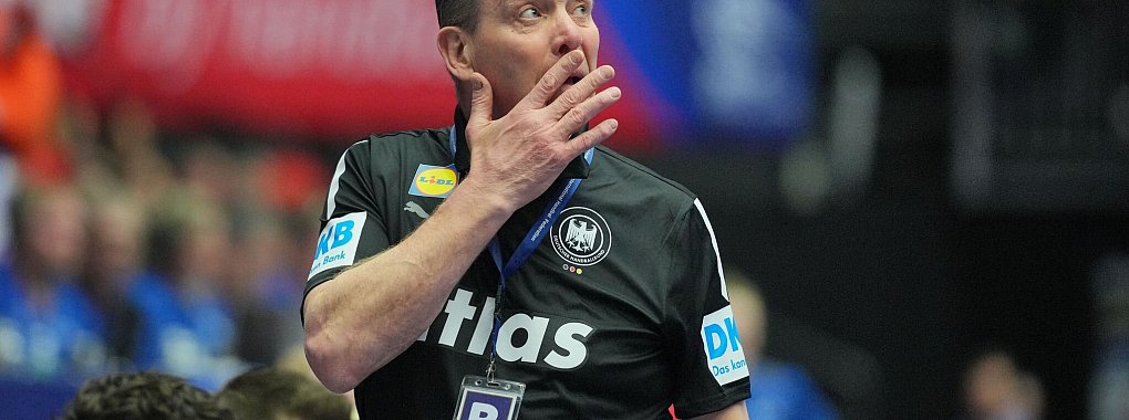 Für Bundestrainer Alfred Gislason geht die Handball-WM jetzt erst richtig los. - © Sören Stache/dpa