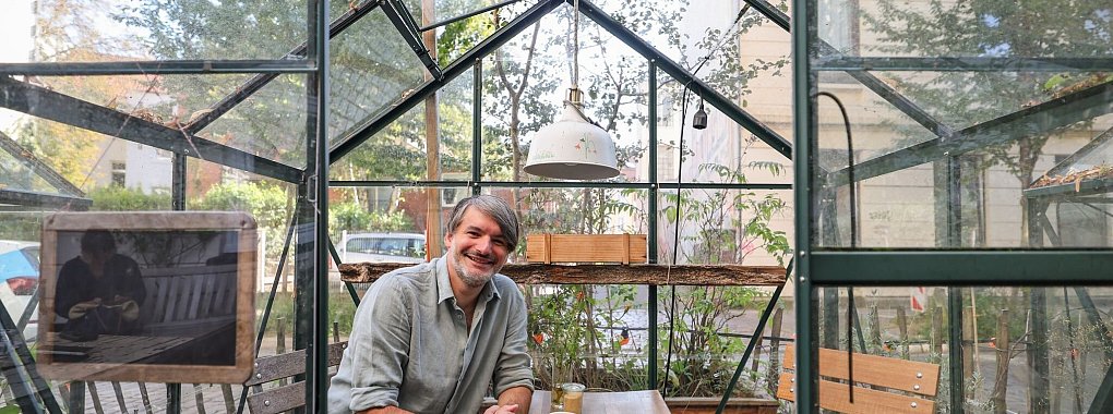 Saša Staniši? kann überall gut arbeiten - aber liebsten ist er dabei draußen. (Archivbild) - © Ulrich Perrey/dpa