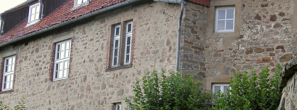 Hinter dem kleinen Kellerfenster im Pförtnerhaus (unten) lag vermutlich die Gefängniszelle. - © Wulf Daneyko
