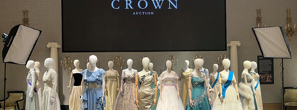 Kostüme aus der Serie "The Crown" vor einer Versteigerung in London. - © Julia Kilian/dpa