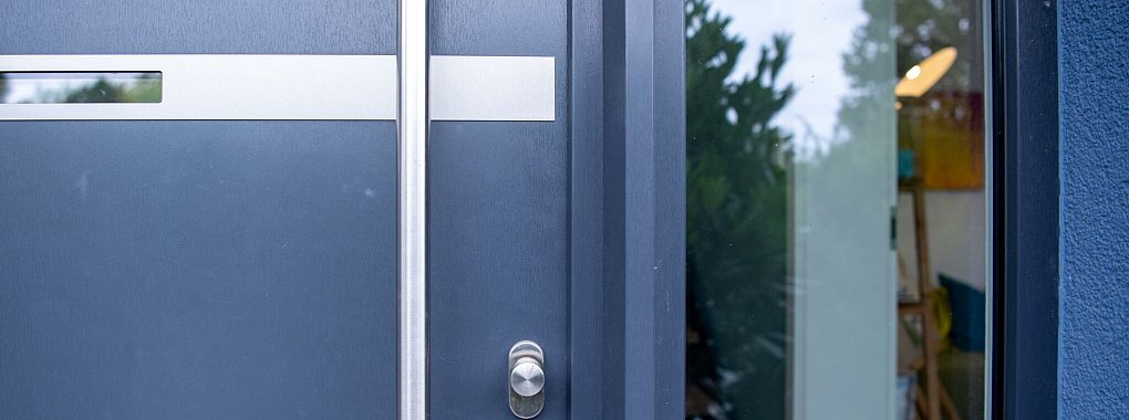 Designtrend bei Haustüren: Voll verglaste Seitenteile und smarte Schließsysteme setzen moderne Akzente. - © Laura Ludwig/dpa-tmn