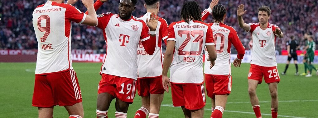 Harry Kane (l.) bejubelt sein 24. Saisontor mit seinen Mannschaftskollegen. - &copy; Sven Hoppe/dpa