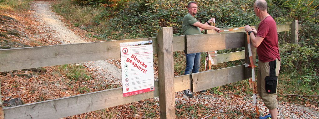Hier ist Schluss: Holger Heise (links) und Uwe Seidel vom Bike Sport Lippe e.V. nehmen das Flatterband an der bisherigen Downhill-Strecke ab. Der Forstweg ist jetzt wieder ein reiner Forstweg und wird nicht mehr vom Verein gesichert. - © Jana Beckmann