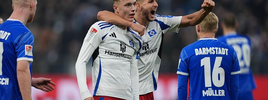 Hamburgs Torschütze Adam Karabec (l) jubelt nach seinem Treffer zum 2:1 mit Hamburgs Daniel Elfadli. - © Marcus Brandt/dpa