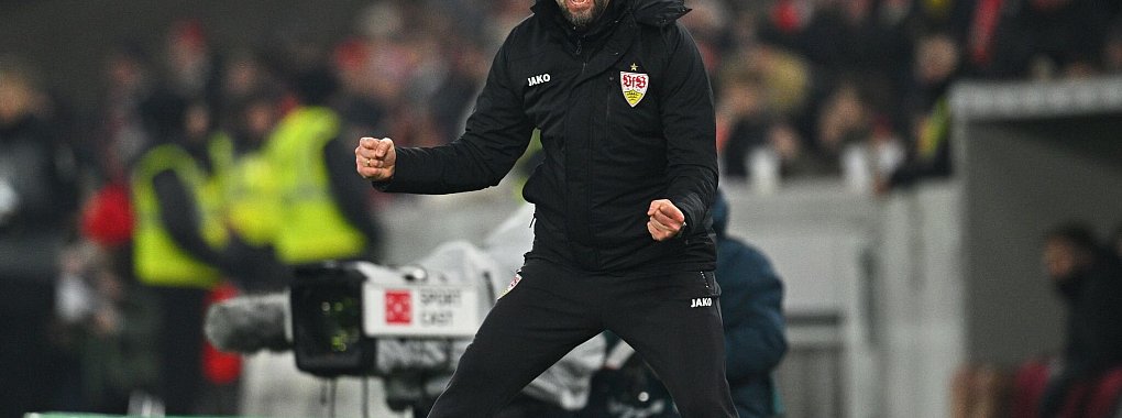 Sebastian Hoeneß bejubelt das Weiterkommen des VfB. - © Tom Weller/dpa