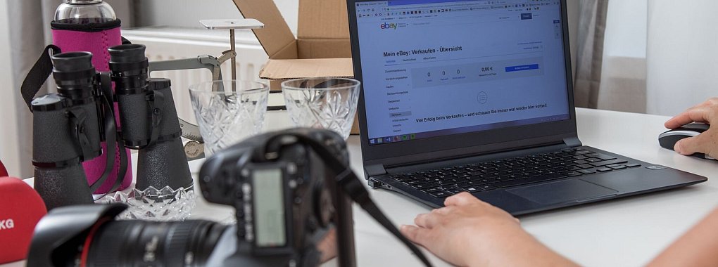 Ob bei Ebay, Vinted oder Instagram: Wer im Netz Geld verdient, sollte genau wissen, ab wann Steuern fällig werden. - © Christin Klose/dpa-tmn