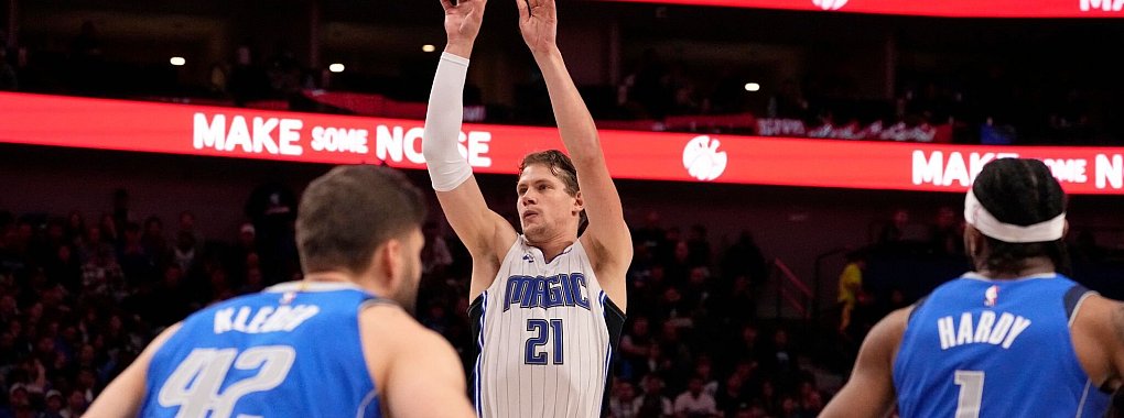 Moritz Wagner (21) konnte mit der Orlando Magic nicht gegen die Dallas Mavericks um Maxi Kleber (42) gewinnen. - © Tony Gutierrez/AP/dpa