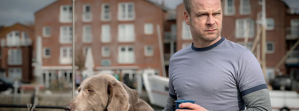 Hauke Jacobs (Hinnerk Sch&ouml;nemann) in einer Szene aus &laquo;Nord bei Nordwest - Der doppelte Lothar&raquo;. - &copy; Gordon Timpen/SMPSP/ARD/dpa