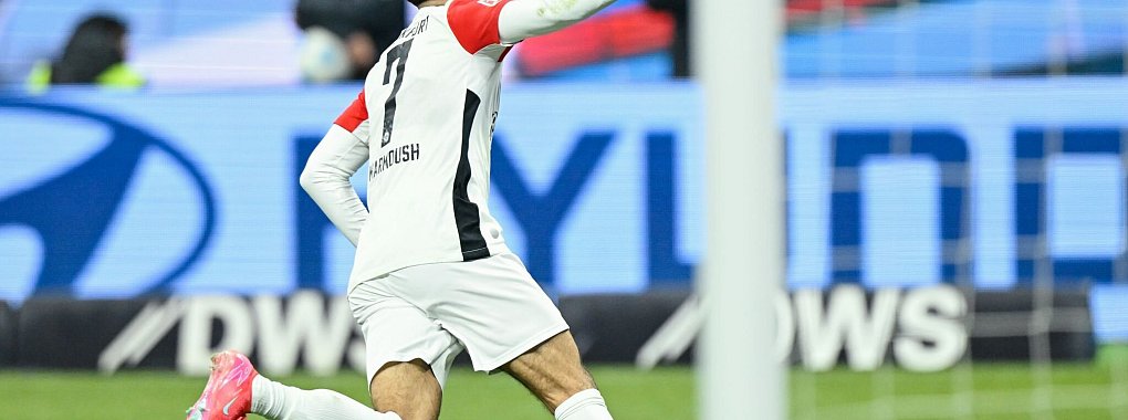 Bejubelt sein Tor: Starspieler Omar Marmoush. - © Uwe Anspach/dpa