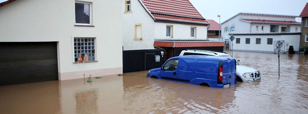 Schäden am Auto durch Elementarereignisse wie Hochwasser sind in der Regel durch die Teilkaskoversicherung abgedeckt. - © Stefan Rampfel/dpa/dpa-tmn
