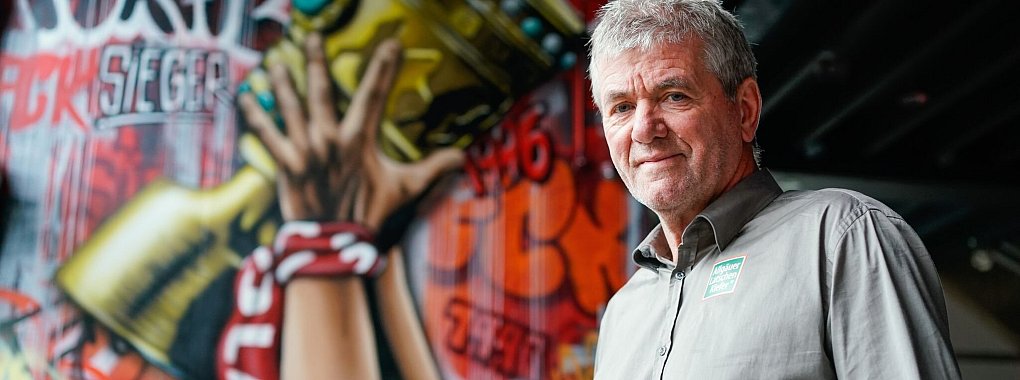 Trainer Friedhelm Funkel will mit dem 1. FC Kaiserslautern den DFB-Pokal gewinnen. - &copy; Uwe Anspach/dpa