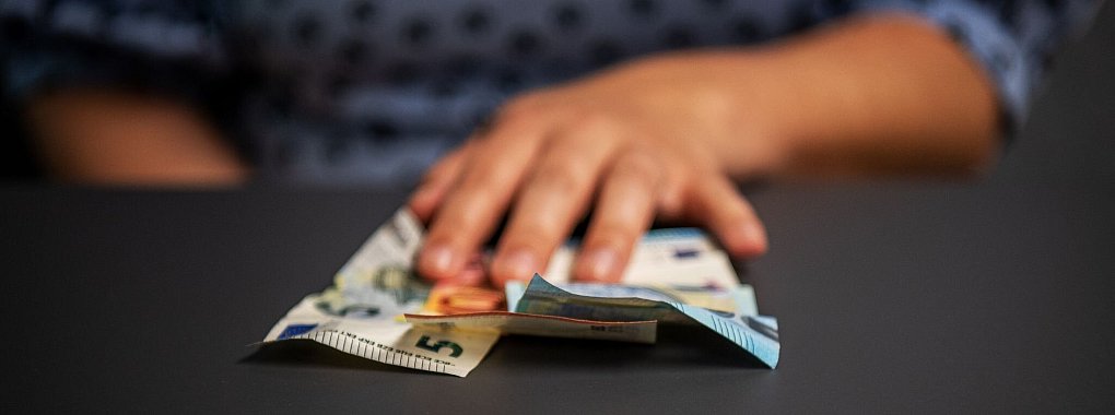 Bargeld bei der Bank aufs Sparbuch einzahlen? Was vor einigen Jahren absolut üblich war, lohnt sich heute in der Regel nicht mehr. - © Bernd Diekjobst/dpa-tmn