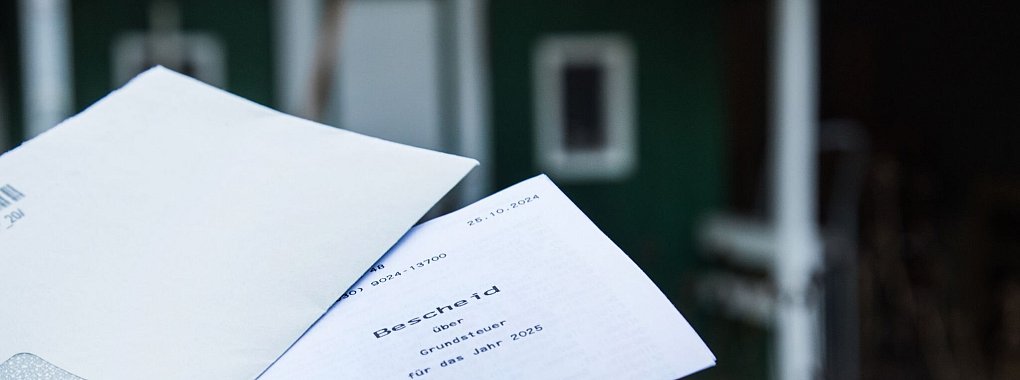 Grundsteuerbescheid für 2025 schon erhalten? Wenn nicht, sollten Sie Ihre quartalsweisen Zahlungen so lange zurückhalten. - © Christin Klose/dpa-tmn