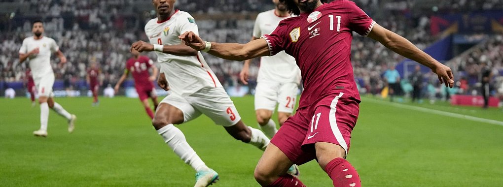 Akram Afif (r) traf dreifach f&uuml;r Katar. - &copy; Aijaz Rahi/AP/dpa