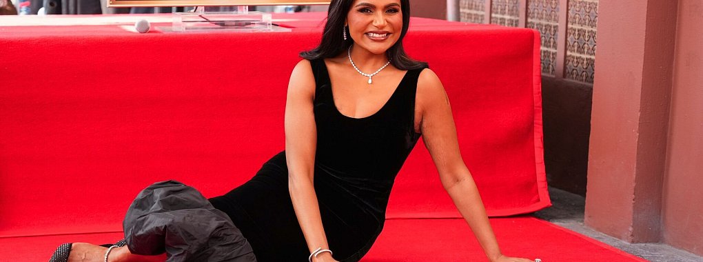 Mindy Kaling geht auf der Plakette zu Boden. - © Jordan Strauss/Invision via AP/dpa