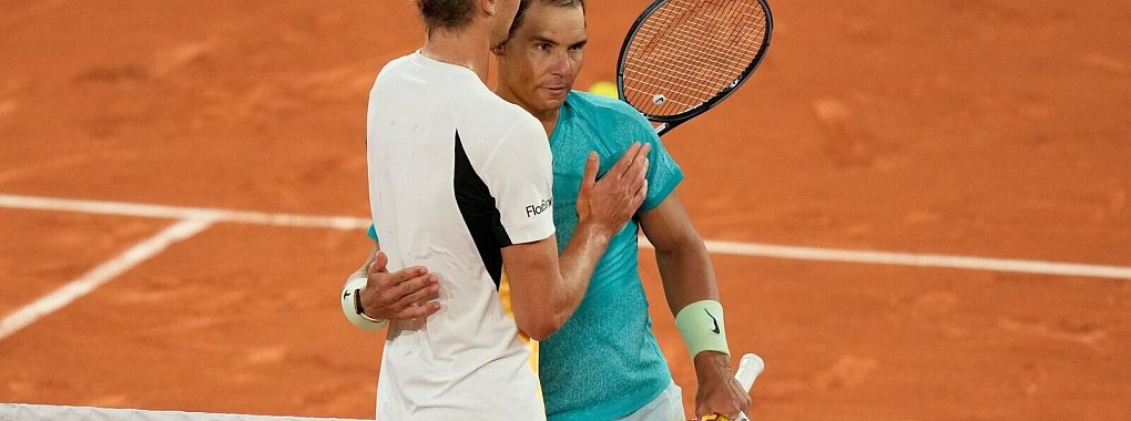 Alexander Zverev (l) besiegte Sandplatzkönig Rafael Nadal im Mai bei dessen letztem Auftritt bei den French Open. - © Thibault Camus/AP/dpa
