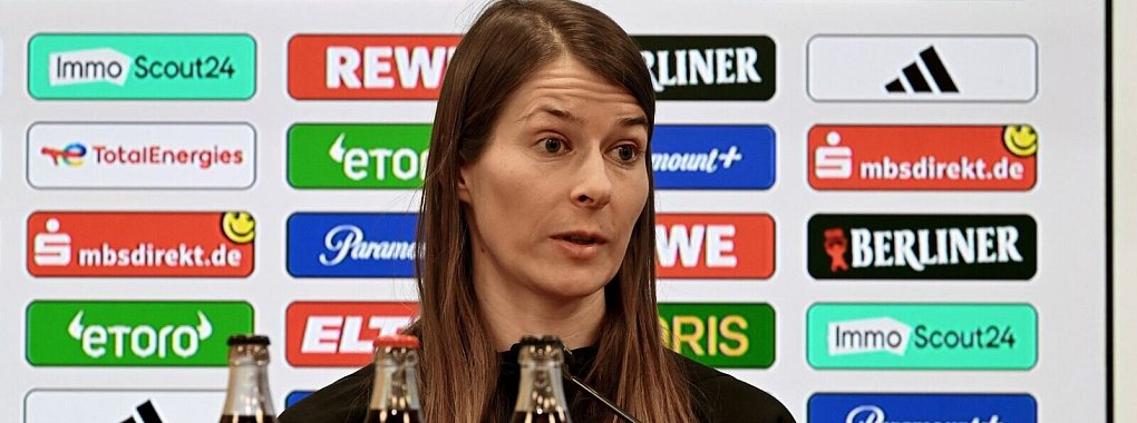 Unions Co-Trainerin Marie-Louise Eta spricht bei der Pressekonferenz vor dem Spiel gegen Darmstadt 98. - &copy; Matthias Koch/dpa