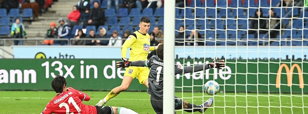 Semir Telalovi? (M.) erzielt in Hannover das 1:0 für den SSV Ulm. - © Swen Pförtner/dpa