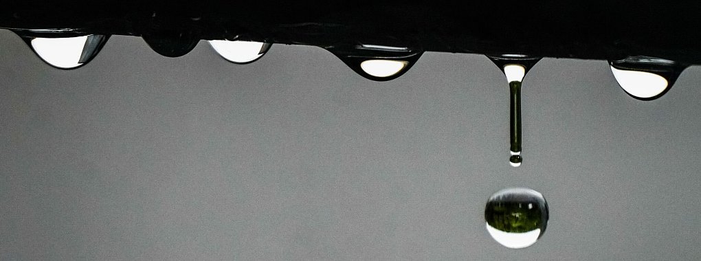 Bei Wasserschäden kann es sinnvoll sein, Proben zu entnehmen, um den Ursprung des Malheurs besser aufklären zu können. - © Frank Rumpenhorst/dpa/dpa-tmn