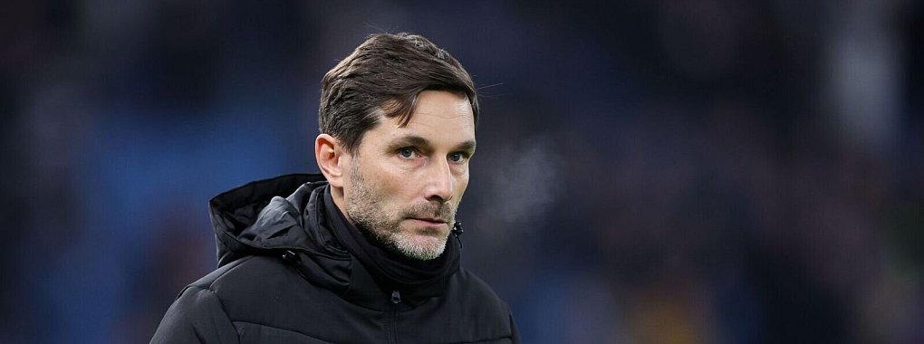 Banner auf der Trib&uuml;ne sorgten daf&uuml;r, dass der Unparteiische die Mannschaften nach etwa einer Stunde Spielzeit in die Katakomben schickte - sehr zum Unmut von 96-Trainer Stefan Leitl. - &copy; Christian Charisius/dpa