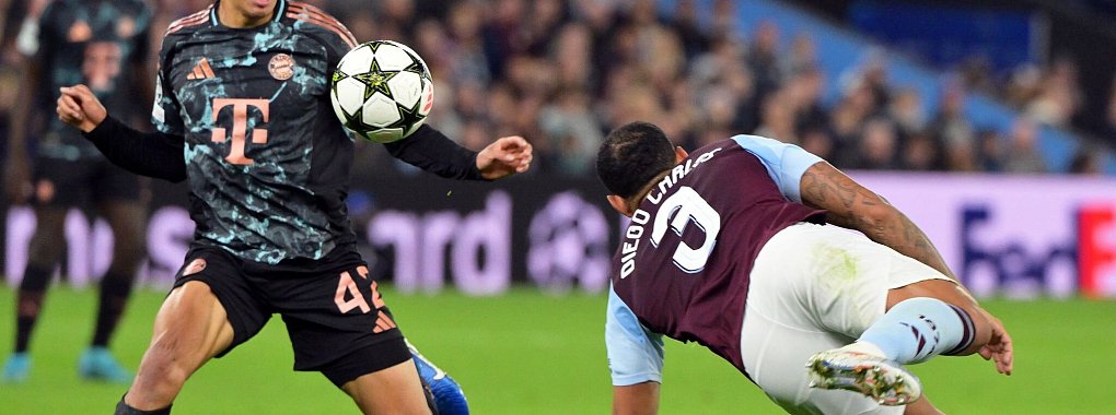 Jamal Musiala (l), hier im Einsatz gegen Aston Villa, muss vorerst pausieren. - © Peter Kneffel/dpa