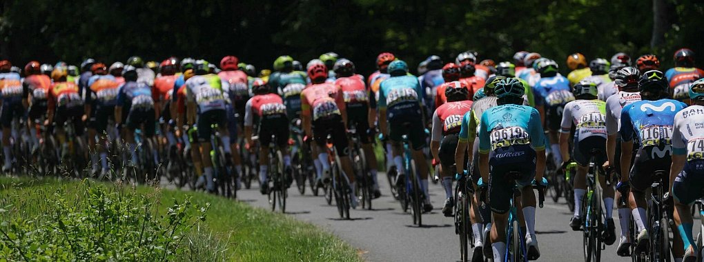 Mehrere Radprofis kamen bei der Dauphin&eacute;-Rundfahrt durch einen Sturz zu Fall. - &copy; Thomas Samson/AFP/dpa