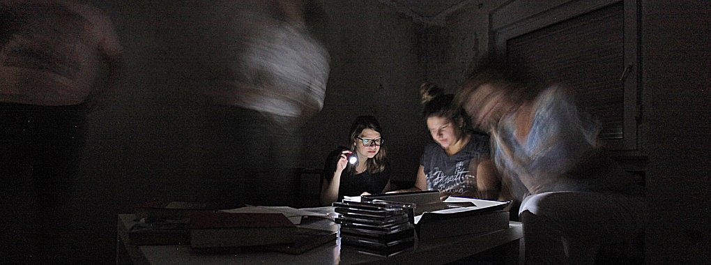 Ausbrecher und Komplizen: In den Lügder Escape Rooms müssen Spieler Rätsel lösen, um den Fall zu knacken und aus dem Raum flüchten zu können. - © Vera Gerstendorf-Welle