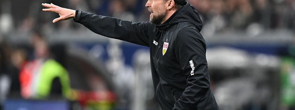 Trainer Sebastian Hoeneß vom VfB Stuttgart will von der Champions League nichts wissen. - © Arne Dedert/dpa